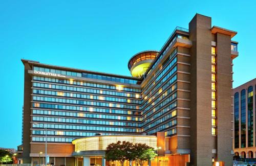 Crystal City Hotel | Pet-Friendly DoubleTree by Hilton DC with Great Amenities