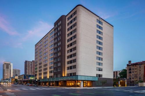 Downtown Minneapolis Hotel | Comfortable DoubleTree Suites by Hilton Minneapolis Downtown