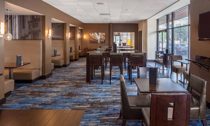 Downtown Minneapolis Hotel | Convenient DoubleTree Suites by Hilton Minneapolis Downtown
