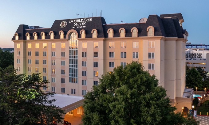 Atlanta Hotel | Inviting Doubletree Suites by Hilton at The Battery Atlanta