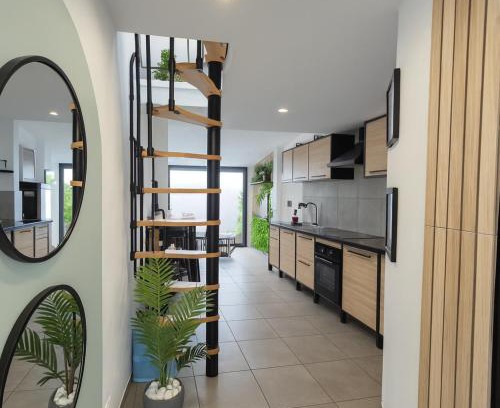 Vitrolles Apartment | Relaxing Oceanfront Retreat at Douceur du sud Hotel