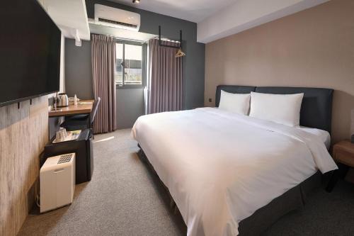 East District Hotel | Family-Friendly Doudian DDiNN Hotel with Great Reviews