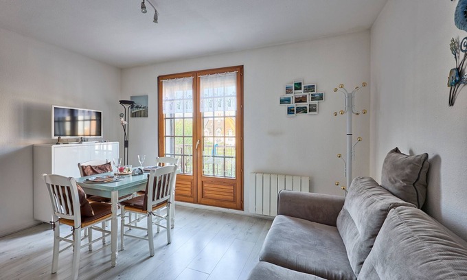 Courseulles-sur-Mer Apartment | Beachside Apartment Doudounette with Spa & Ocean View