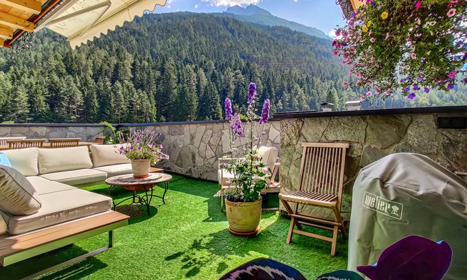 Medraz Apartment | Doug's Mountain Getaway: Upper Floors with Amazing Amenities