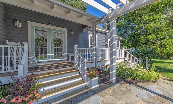Douglas House | Douglas Cottage - Prime Location Near Beach and Downtown