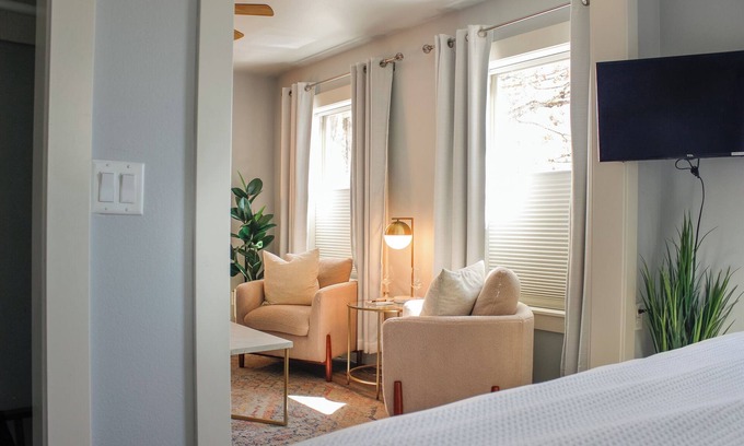 McMinnville Apartment | Charming Douglas on Third Corner Suite - Downtown McMinnville