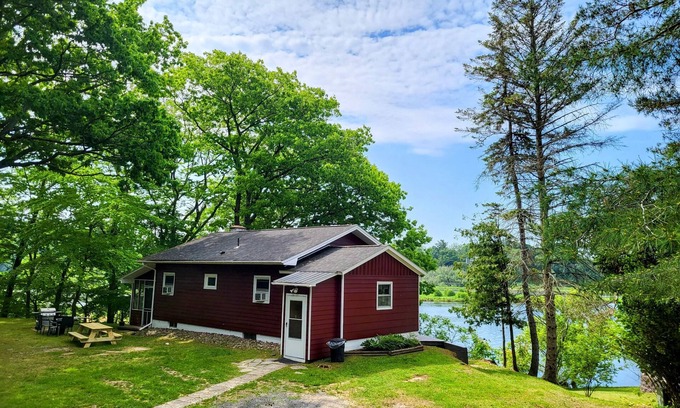 Port Ontario House | Top-Rated Douglaston Salmon Run - Estuary Lodge Awaits