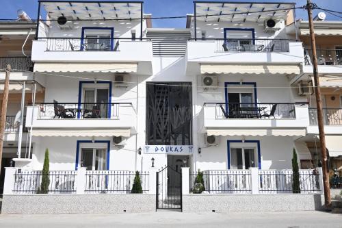 Paralia Ofryniou Apartment | Exceptional Doukas Aparthotel: Child-Friendly Retreat