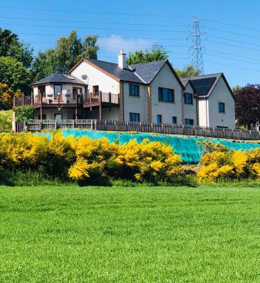 Culloden Moor Bed & Breakfast | Eco-Friendly Doura Lodge: 10/10 Rated with Hot Tub & Dining