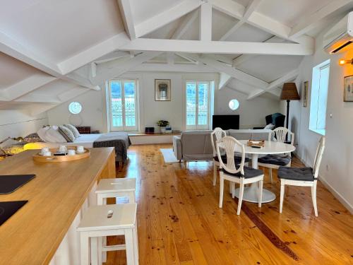 Lordelo do Ouro e Massarelos Apartment | Tranquil Douro River Studios: Oceanfront Retreat with Hot Tub