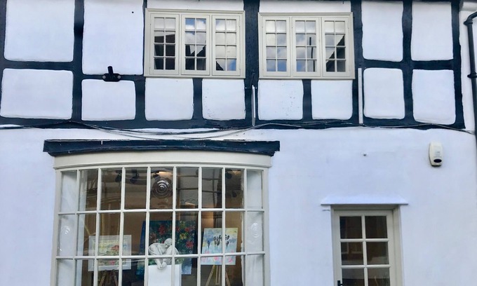 Winchcombe Cottage | Discover Dove Cottage: Relaxing Tudor Escape for 6