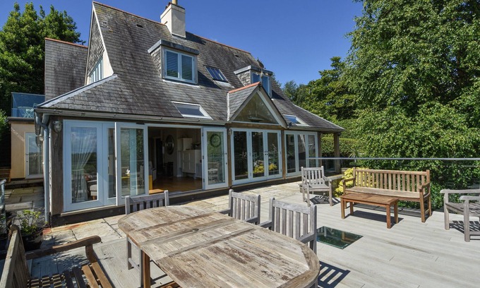 Dittisham Cottage | Family-Friendly Dove Cottage with Breakfast in Dittisham