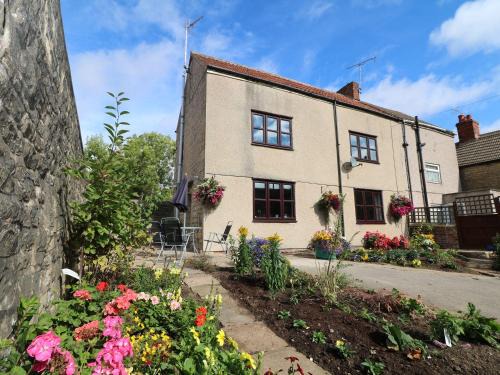 Clowne House | Pet-Friendly Dove Cottage: 9/10 Guest Rated Retreat
