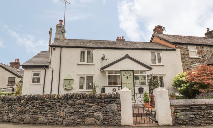 Llanfair Talhaiarn Cottage | Pet-Friendly Dove Cottage with Open Fire in Llanfair Talhaiarn