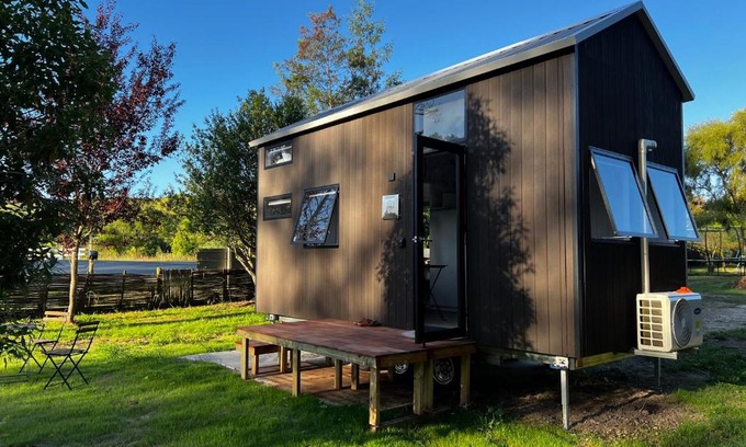 Ngatimoti House | Cozy Dove Creek Tiny House with Pet-Friendly Amenities