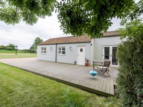 Louth House | Pet-Friendly Dove Farm Cottage | Rated 9/10 by Guests