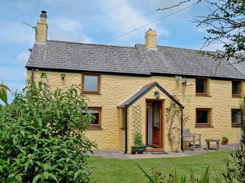 Truro House | Inviting Dover Row Cottage: Family-Friendly 4-Star Retreat