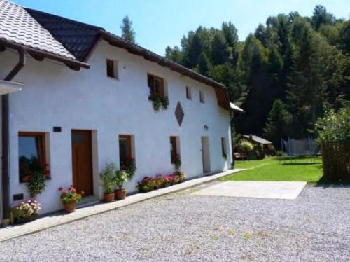 Oravsky Biely Potok House | Family-Friendly Retreat at Dovolenkový dom Dudáš with Hot Tub