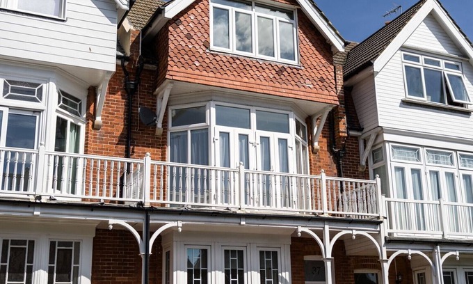 Eastbourne House | Downs View - family friendly holiday home