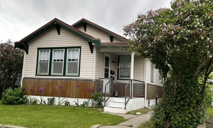 Livingston Apartment | Downtown 2 Bed Oasis with Kitchen & Deck - Guest Rated 10/10