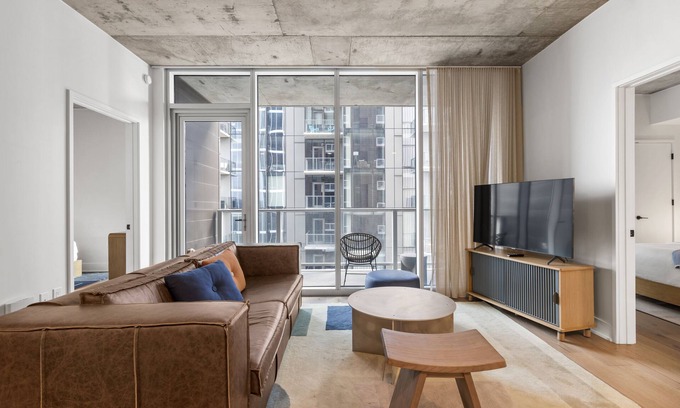 East Cesar Chavez Condo | Elegant Downtown 2 Bedroom Suite with Pool and Breakfast