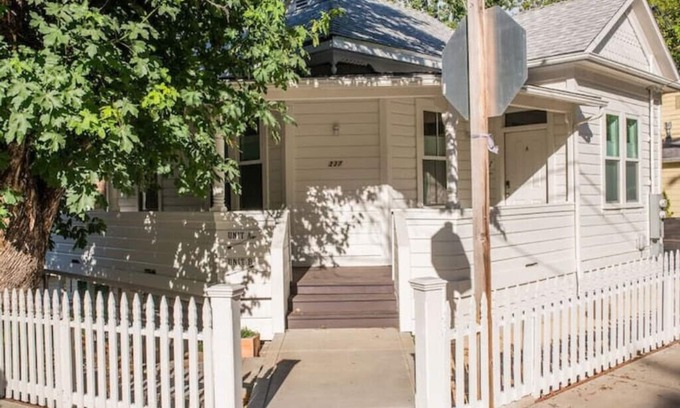 Nevada City House | Cozy Downtown 2 Bedroom Suite with Pool and Breakfast