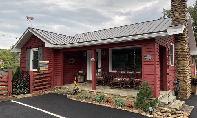 Blowing Rock House | Pet-Friendly Downtown Retreat with Outdoor Space
