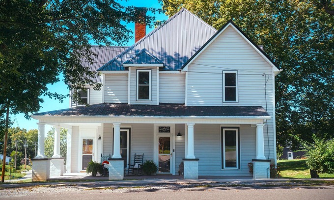 Livingston House | Downtown 4-Bedroom with Boat Parking Near Lake - Top Rated