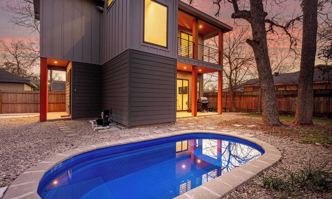 Govalle House | Downtown ATX - Unit B | Retreat | Pool