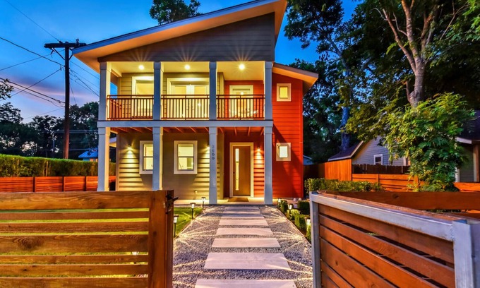 Holly House | Downtown Austin Retreat with Hot Tub, Fire Pit & Golf Green