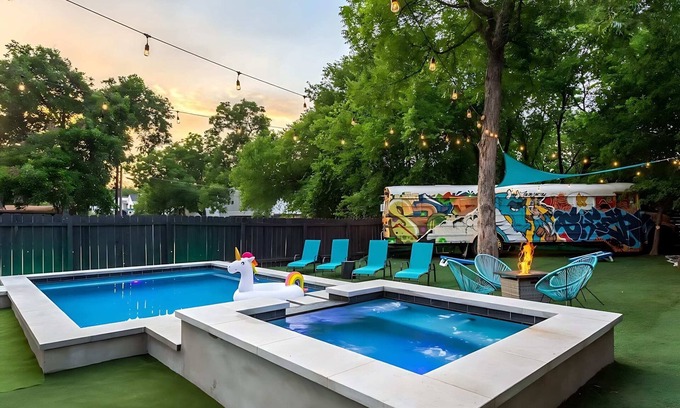 Govalle House | Discover Comfort: Pool, Hot Tub & 5 Mins to Downtown