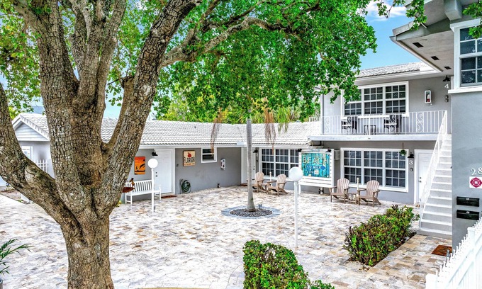 Coral Ridge Apartment | Downtown Beach Studio Unit! Walk To Beach+Shops!