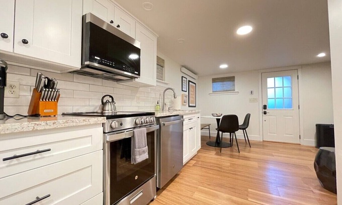 York Apartment | Ideal Downtown Bellingham Suite with Kitchen & Breakfast