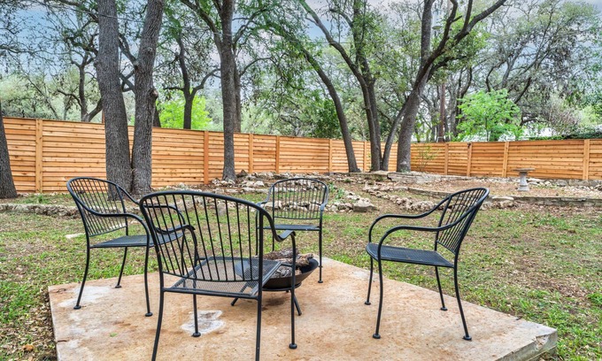 Blanco House | Downtown Blanco Family Retreat with Kitchen & Breakfast