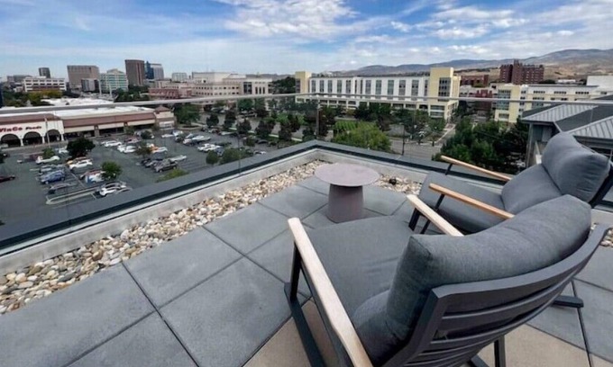 Boise Apartment | Downtown Boise King Bed Studio: Steps to Eateries, BSU & Julia Davis Park!