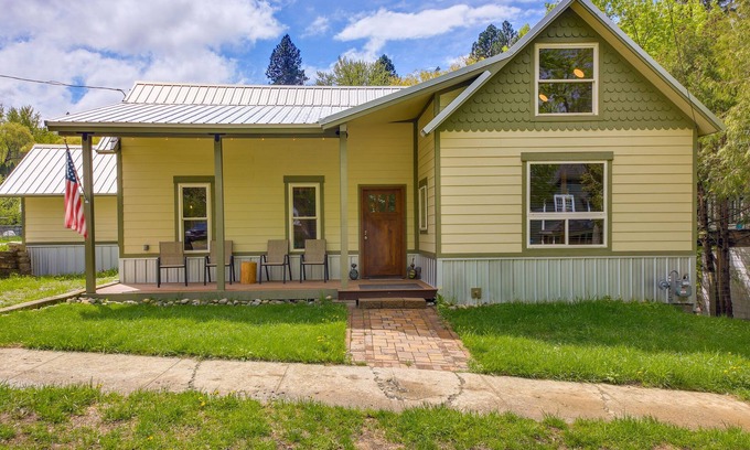 Bonners Ferry Cottage | Perfect Bonners Ferry Retreat with Spa and Family-Friendly Perks