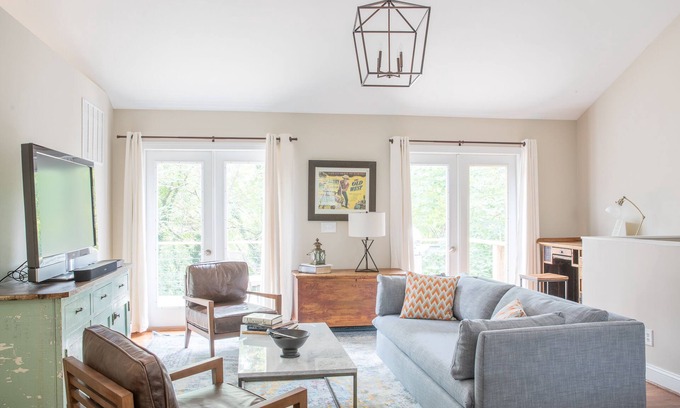 Fifeville Apartment | Pet-Friendly Downtown Carriage House Loft Near Historic Mall