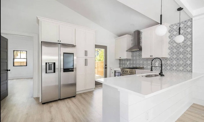 Westside Cottage | Cozy Downtown Charleston Cottage by Hampton Park