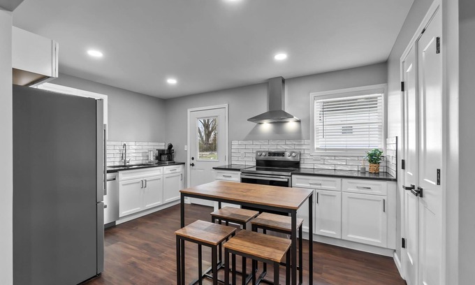 Cape Girardeau Apartment | Cozy Downtown 2 BR Retreat with Kitchen for Family Fun