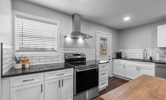 Cape Girardeau Apartment | Downtown Getaway: 2 BR Retreat with Family-Friendly Amenities