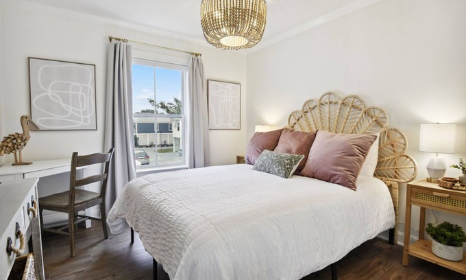 Pass Christian Cottage | Beachside Retreat: Walk to Shore, Shops & Pet-Friendly Amenities