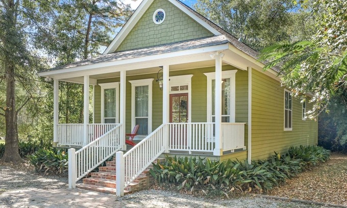 Abita Springs House | Downtown Cottage: Walk to Attractions & Enjoy Spa Amenities