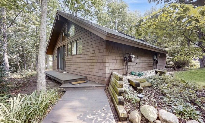 Glen Arbor Cottage | Downtown Cottage with Beach Access & Inviting Amenities