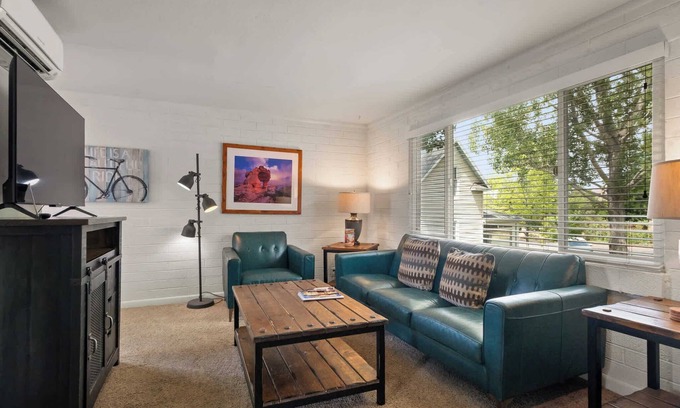 Moab Condo | Unwind in Downtown Comfort at Purple Sage 8