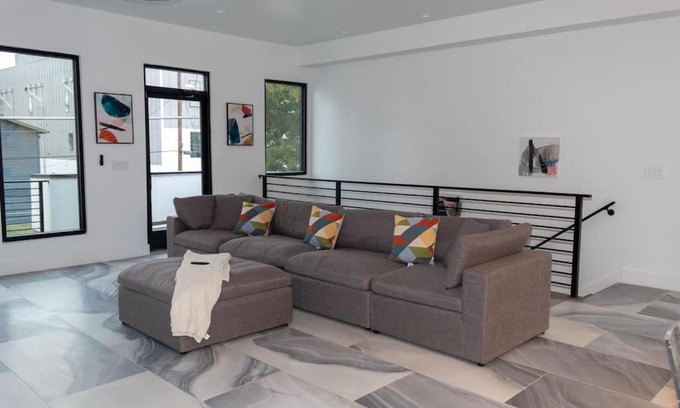 Cedars Apartment | Modern Townhome in the Heart of Downtown Dallas