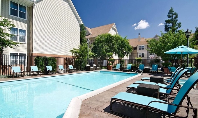 Raisin Hotel | Downtown Fresno Getaway: Kitchen, Pool & Pet-Friendly Retreat