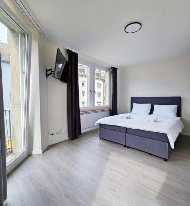 Sihlfeld Apartment | Stylish Downtown Studio with Queen Bed for Families