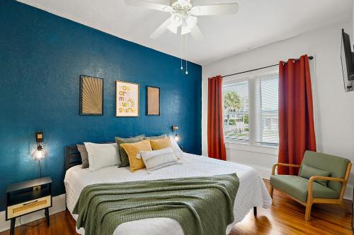 Eustis Apartment | Bright & Happy Downtown Den with King Bed in Eustis
