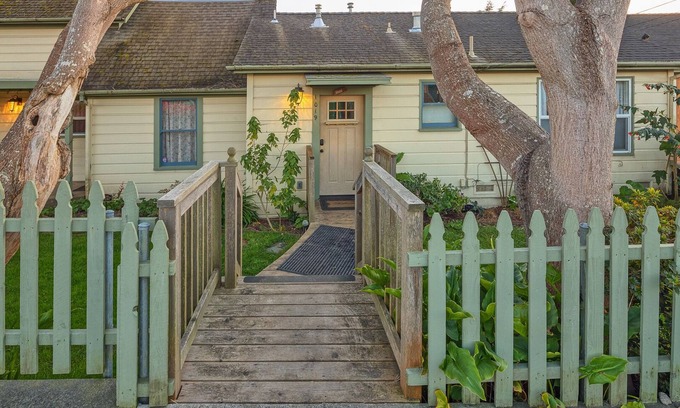 Arcata Apartment | Unwind in Downtown Digs with Hot Tub & Dog-Friendly Perks