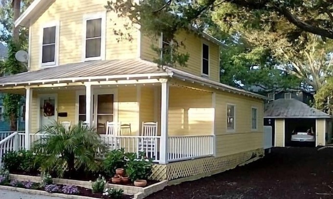 Downtown Historic District House | Pet-Friendly Downtown 4-Bedroom House with Free Parking